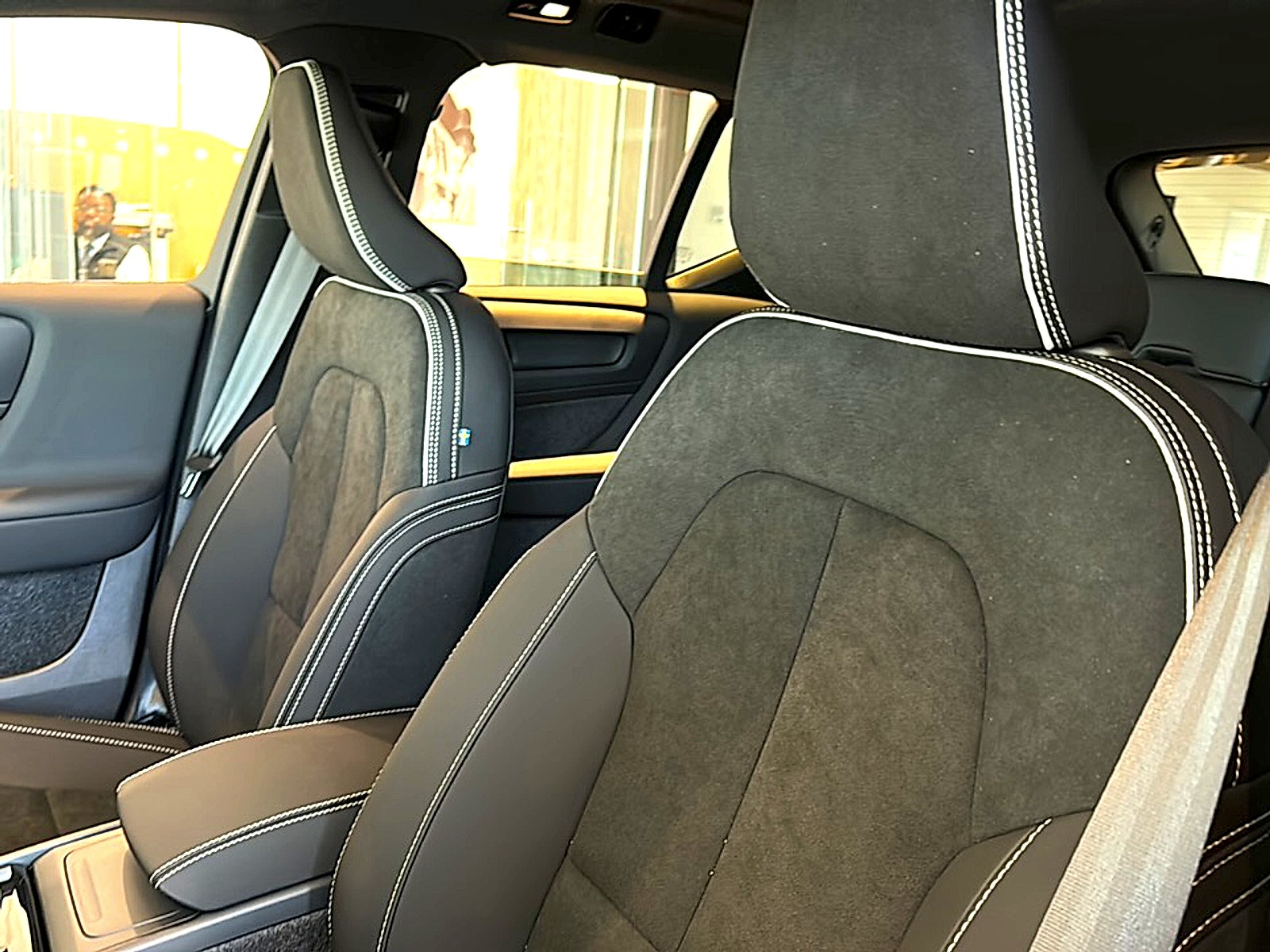 2026 Volvo XC40 Black Edition Ultra, B5 AWD Gas (mild hybrid)