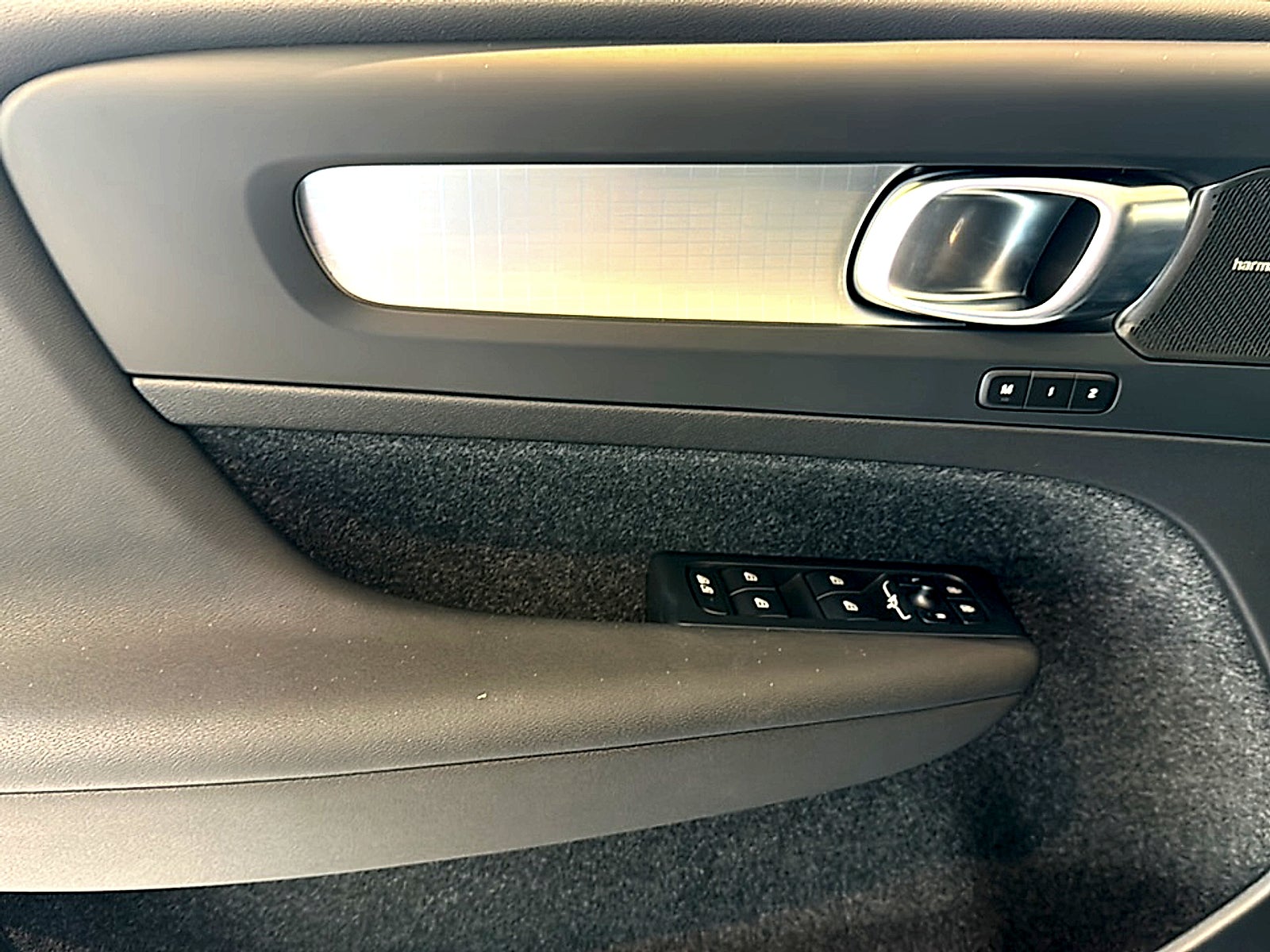 2026 Volvo XC40 Black Edition Ultra, B5 AWD Gas (mild hybrid)