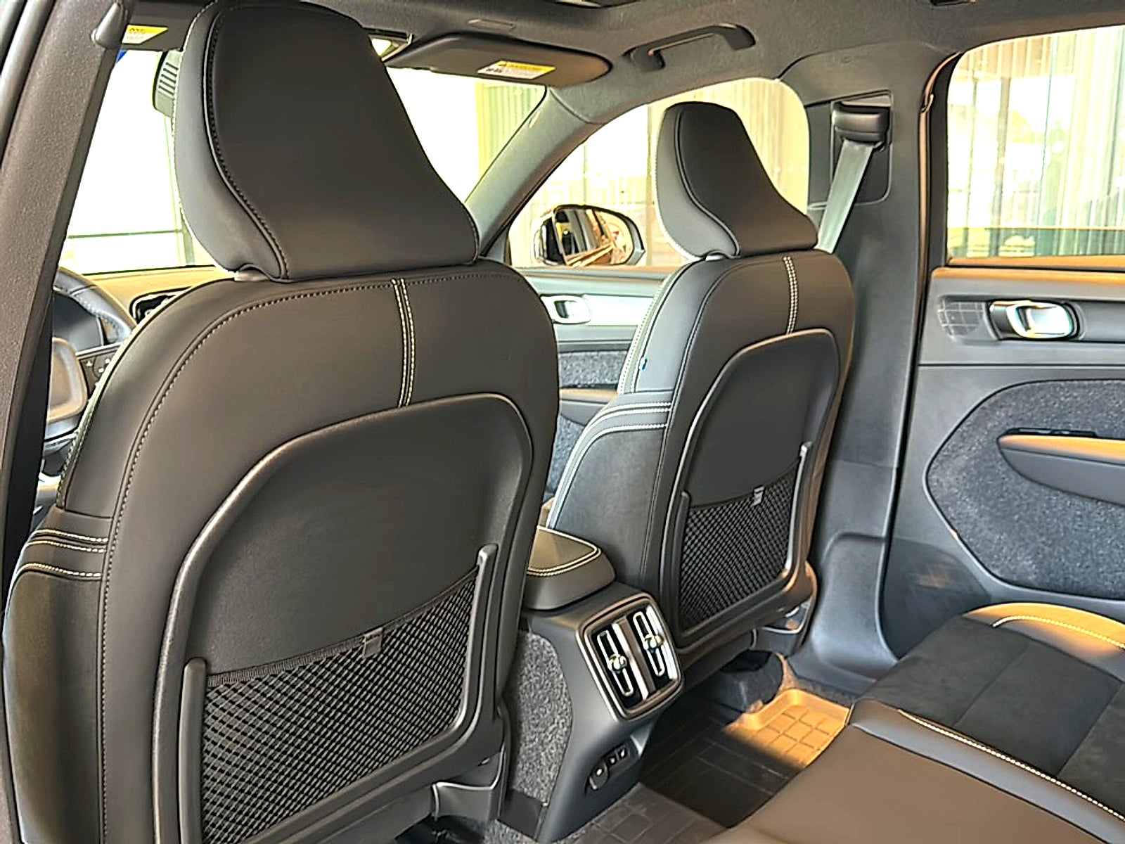 2026 Volvo XC40 Black Edition Ultra, B5 AWD Gas (mild hybrid)