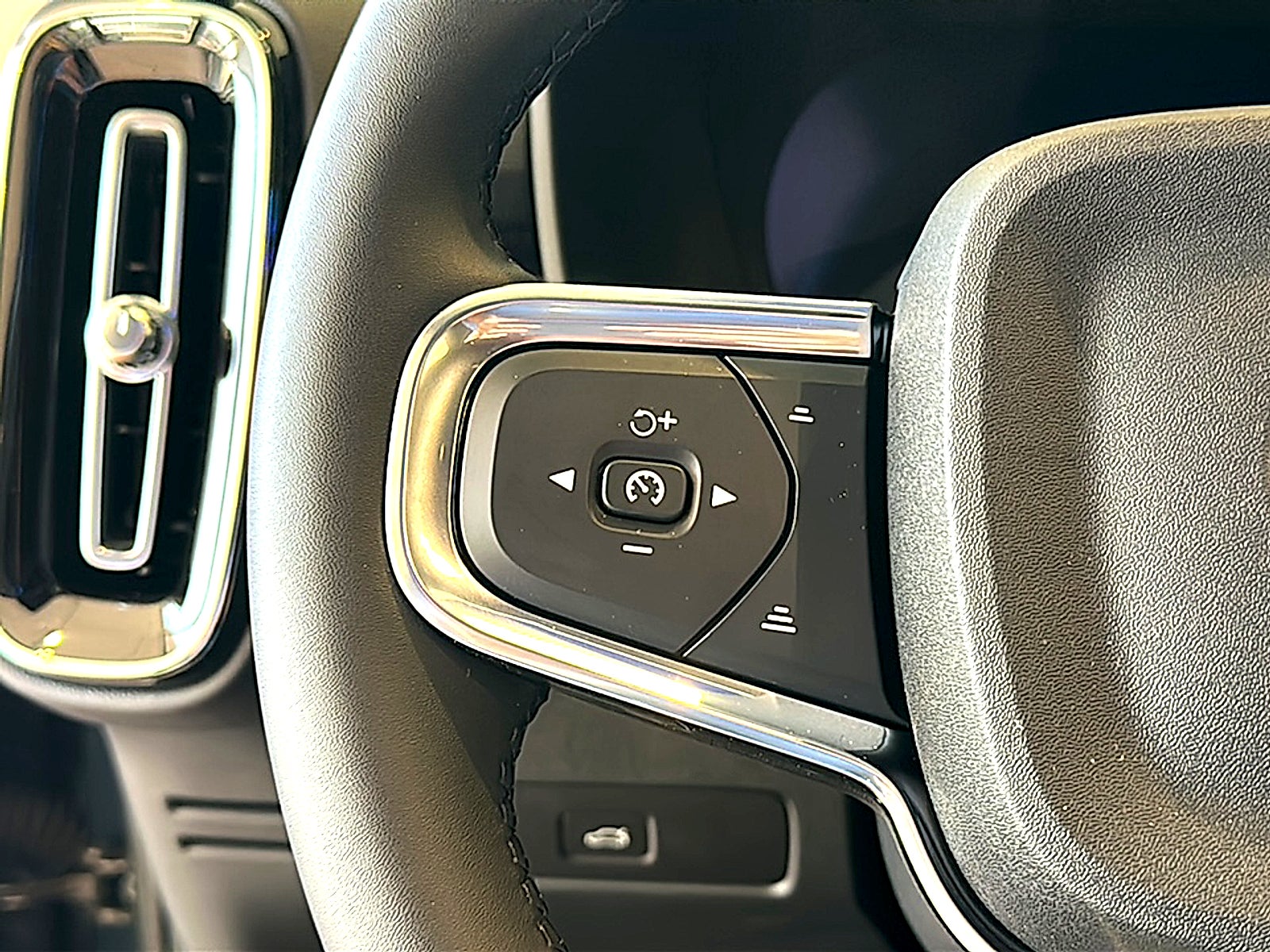 2026 Volvo XC40 Black Edition Ultra, B5 AWD Gas (mild hybrid)
