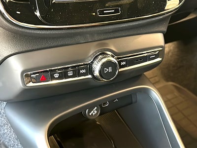 2026 Volvo XC40 Black Edition Ultra, B5 AWD Gas (mild hybrid)