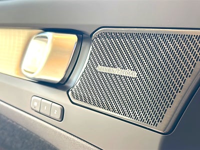 2026 Volvo XC40 Black Edition Ultra, B5 AWD Gas (mild hybrid)
