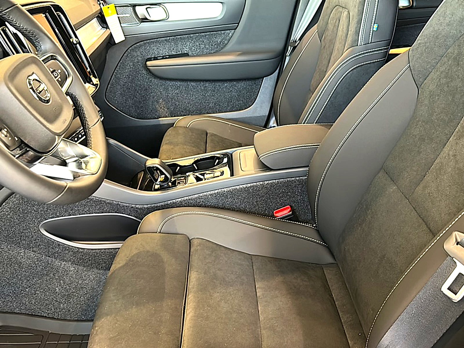 2026 Volvo XC40 Black Edition Ultra, B5 AWD Gas (mild hybrid)