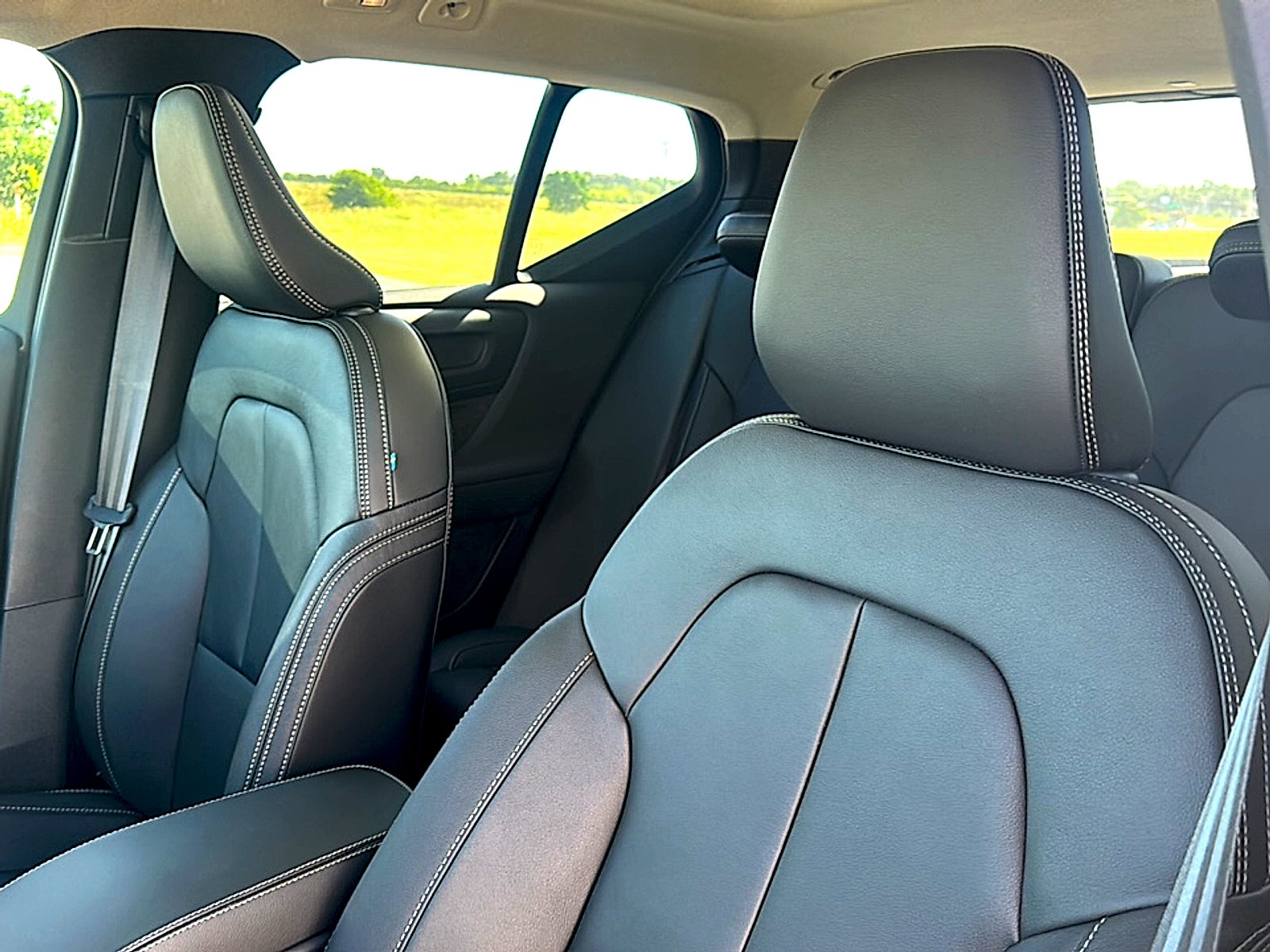 2026 Volvo XC40 Ultra, B5 AWD Gas (mild hybrid), Dark