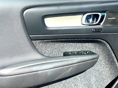 2026 Volvo XC40 Ultra, B5 AWD Gas (mild hybrid), Dark