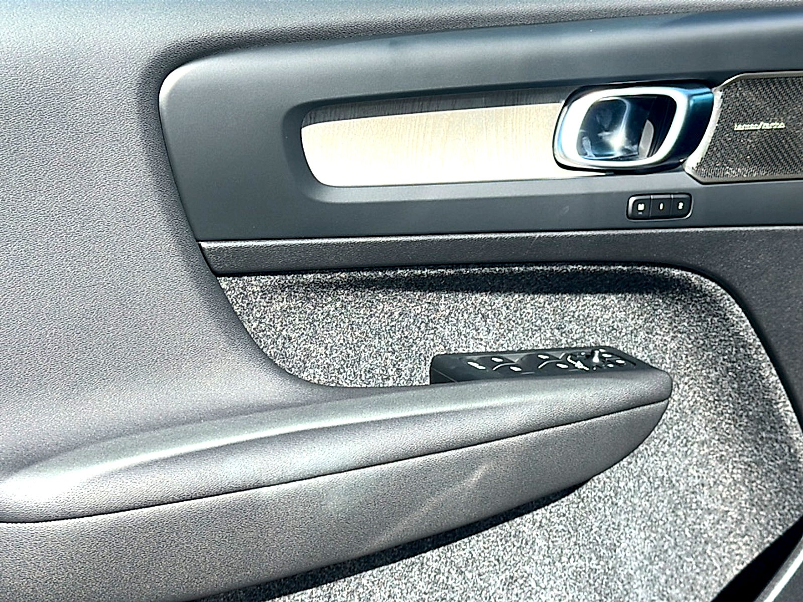 2026 Volvo XC40 Ultra, B5 AWD Gas (mild hybrid), Dark