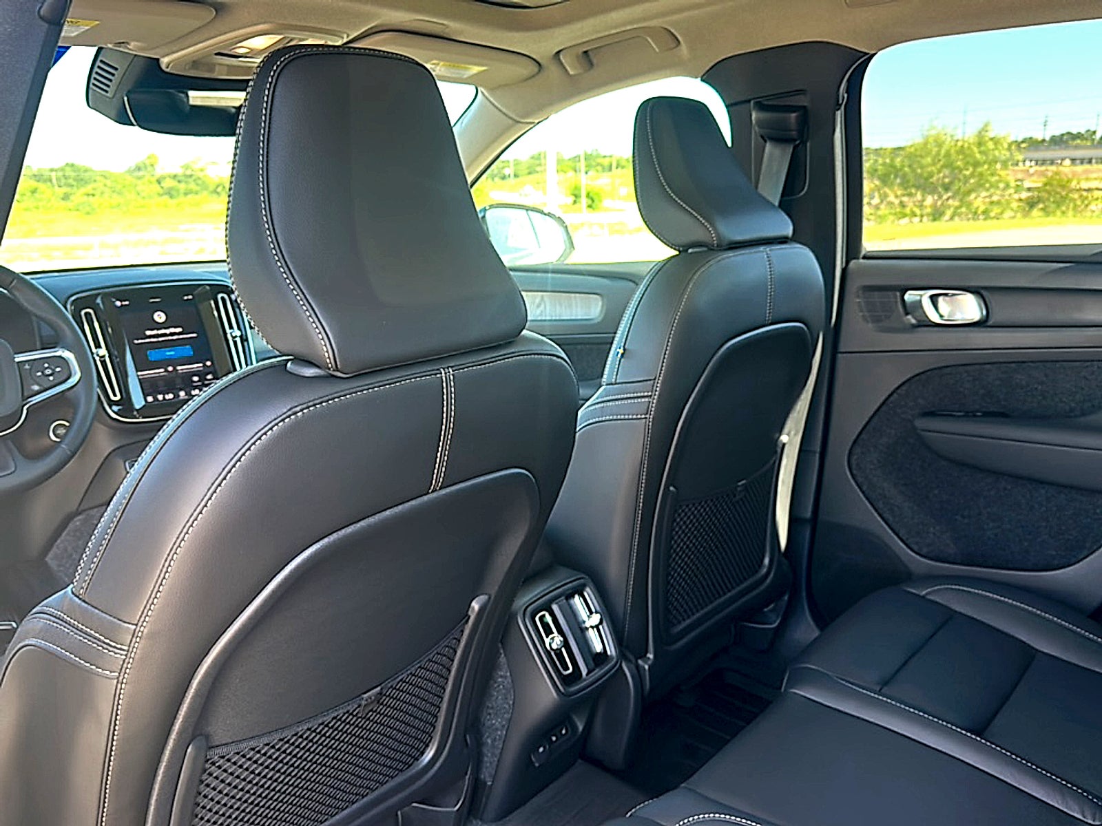 2026 Volvo XC40 Ultra, B5 AWD Gas (mild hybrid), Dark