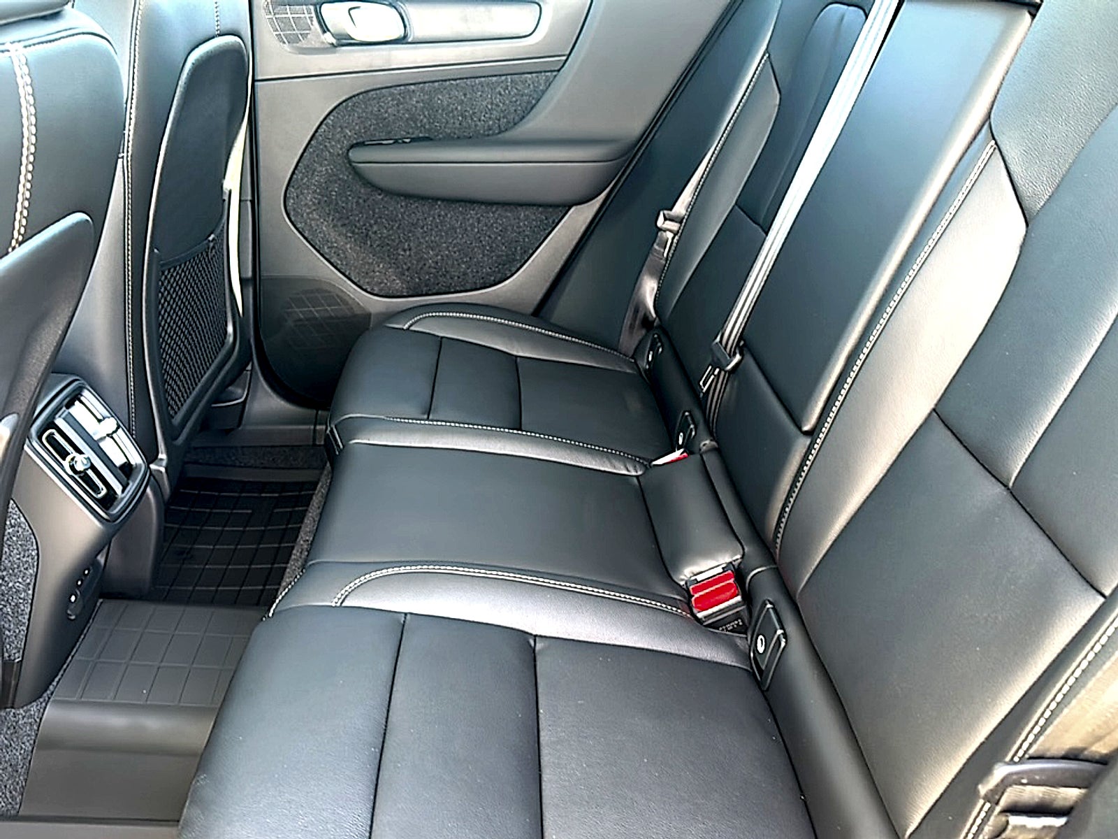 2026 Volvo XC40 Ultra, B5 AWD Gas (mild hybrid), Dark