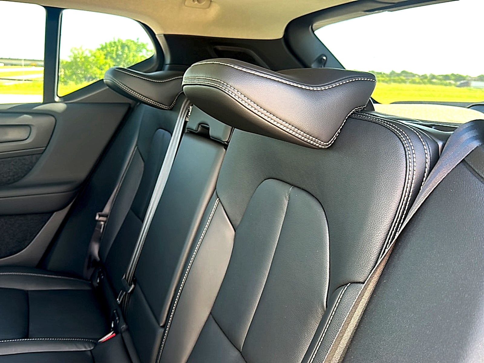2026 Volvo XC40 Ultra, B5 AWD Gas (mild hybrid), Dark