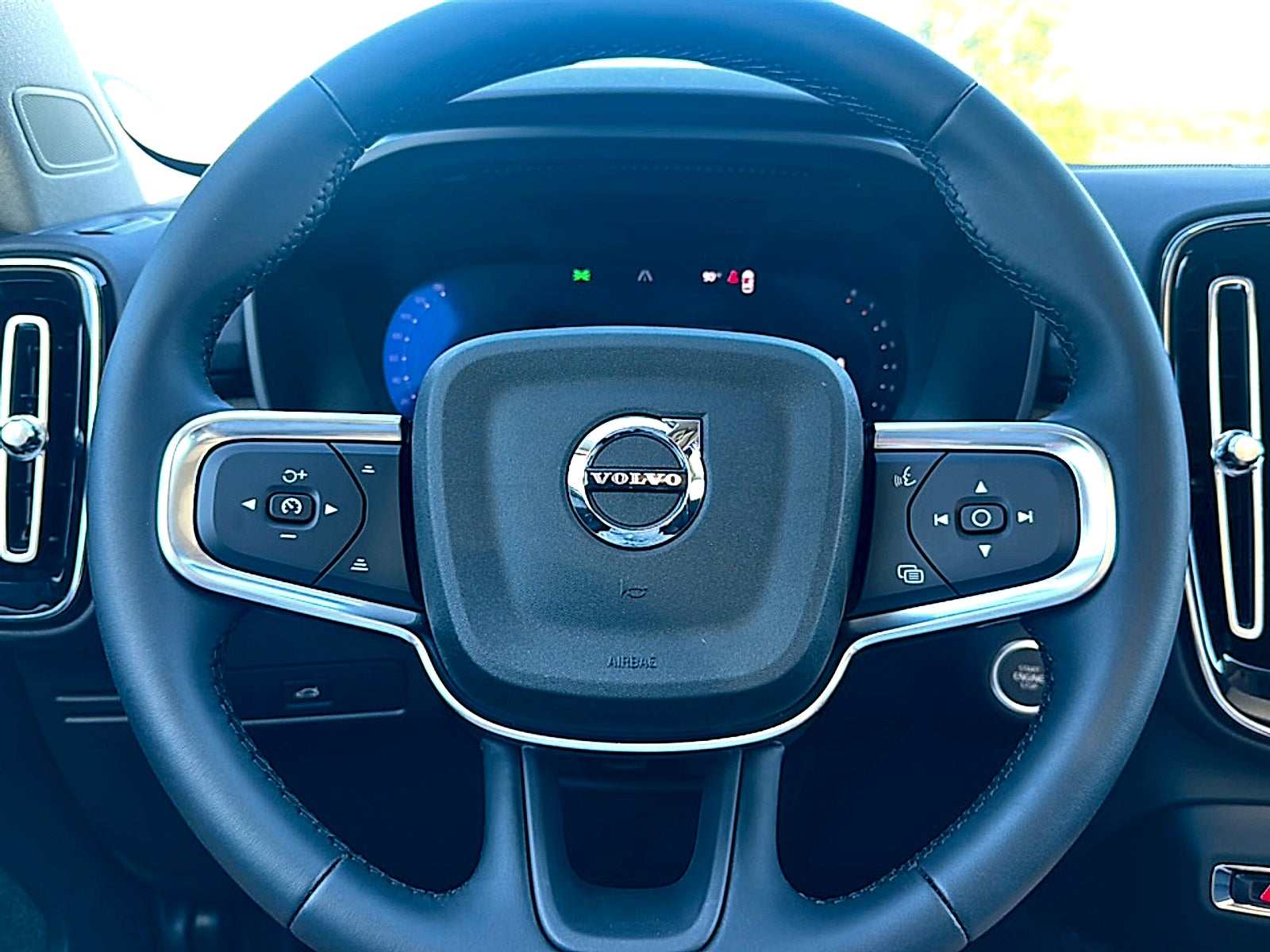 2026 Volvo XC40 Ultra, B5 AWD Gas (mild hybrid), Dark