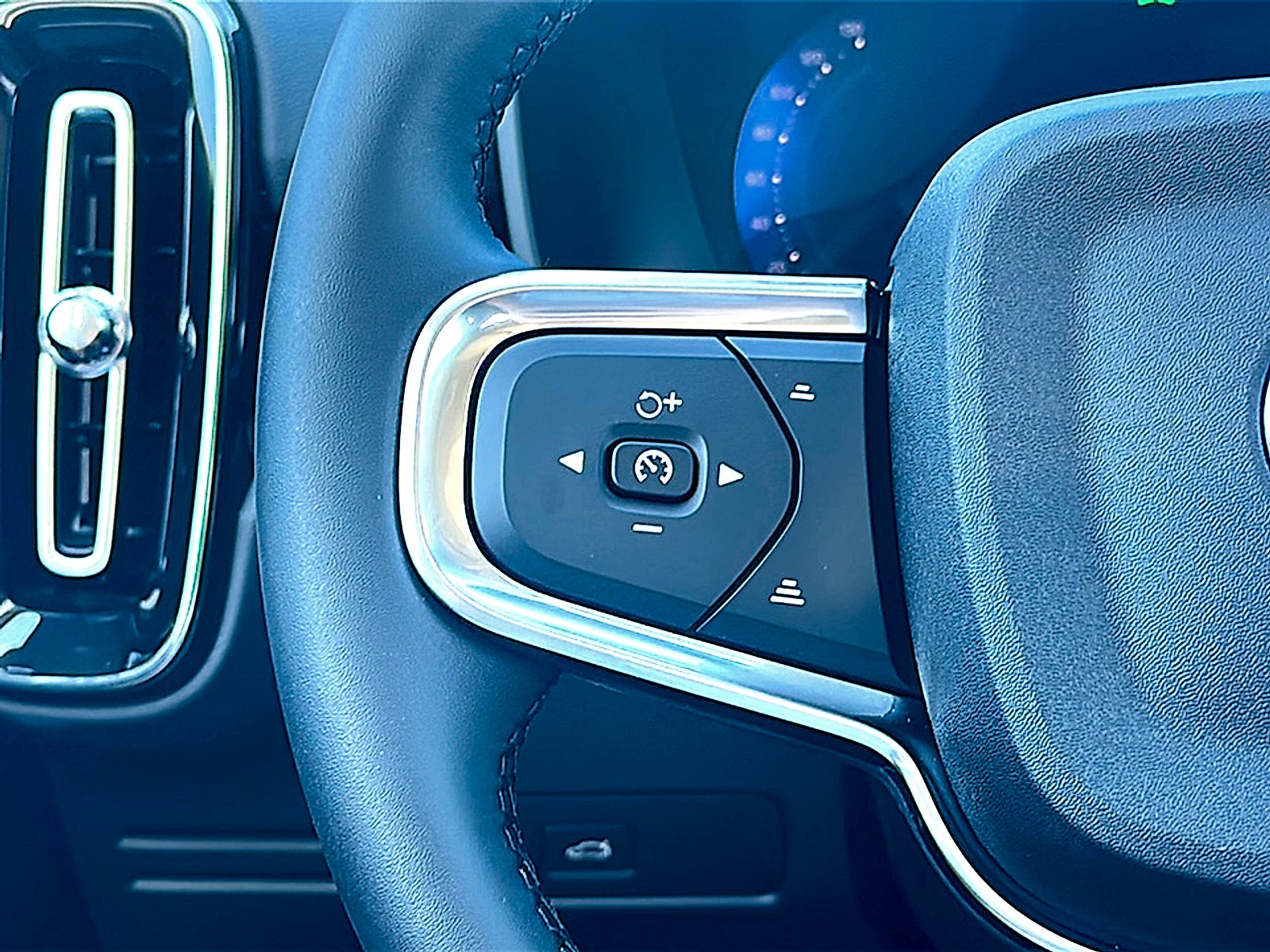2026 Volvo XC40 Ultra, B5 AWD Gas (mild hybrid), Dark