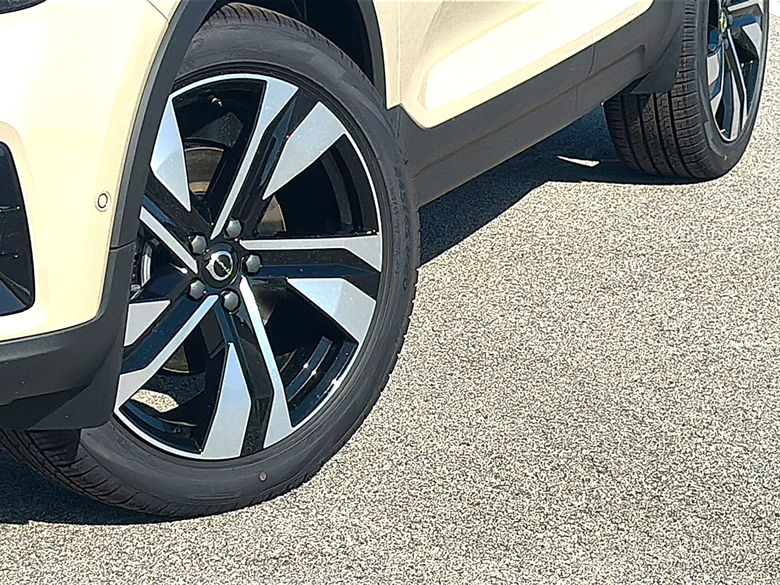 2026 Volvo XC40 Ultra, B5 AWD Gas (mild hybrid), Dark