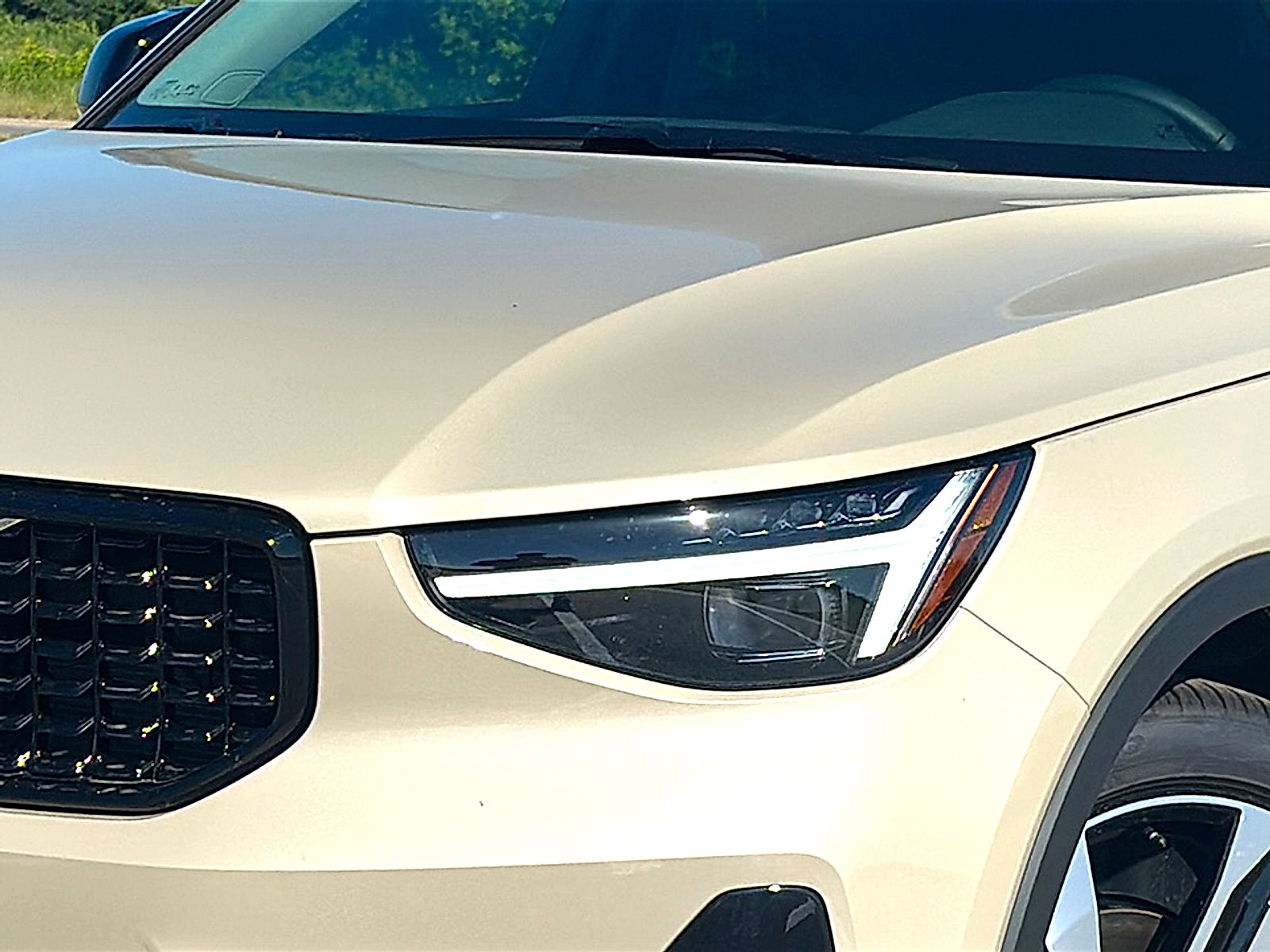 2026 Volvo XC40 Ultra, B5 AWD Gas (mild hybrid), Dark