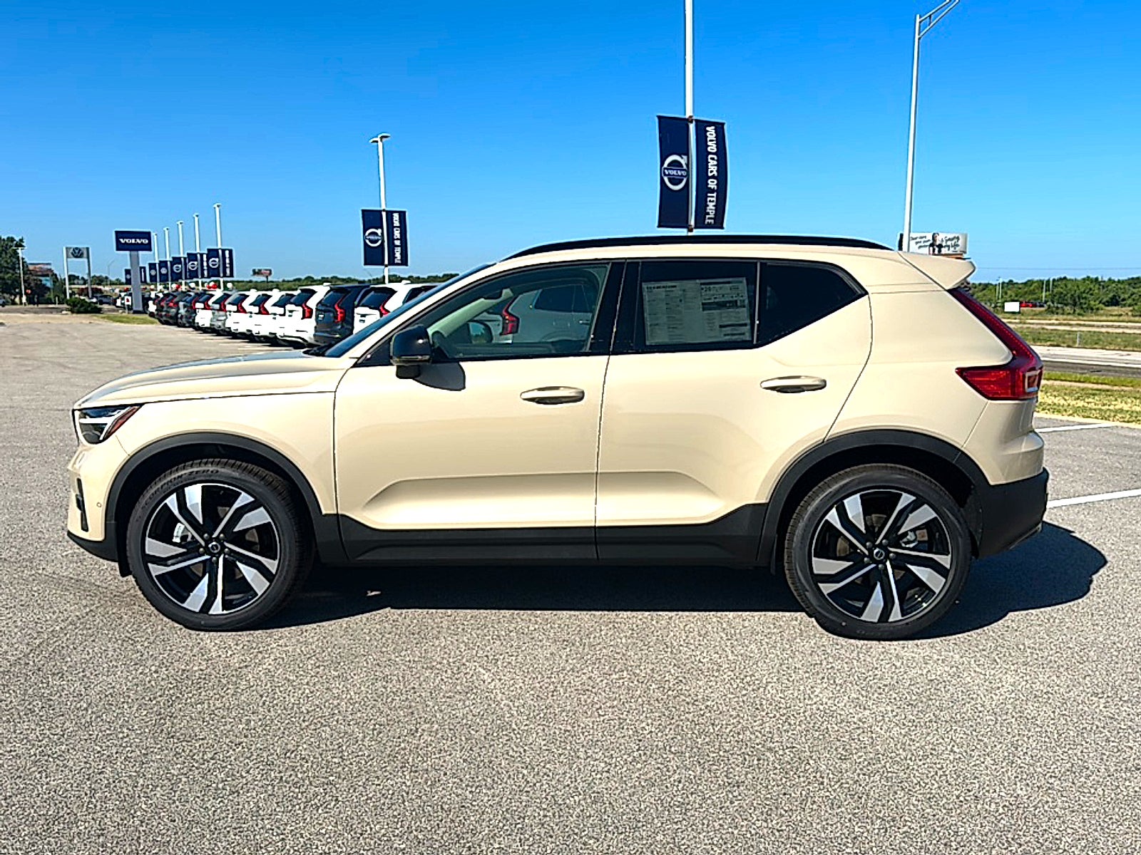 2026 Volvo XC40 Ultra, B5 AWD Gas (mild hybrid), Dark