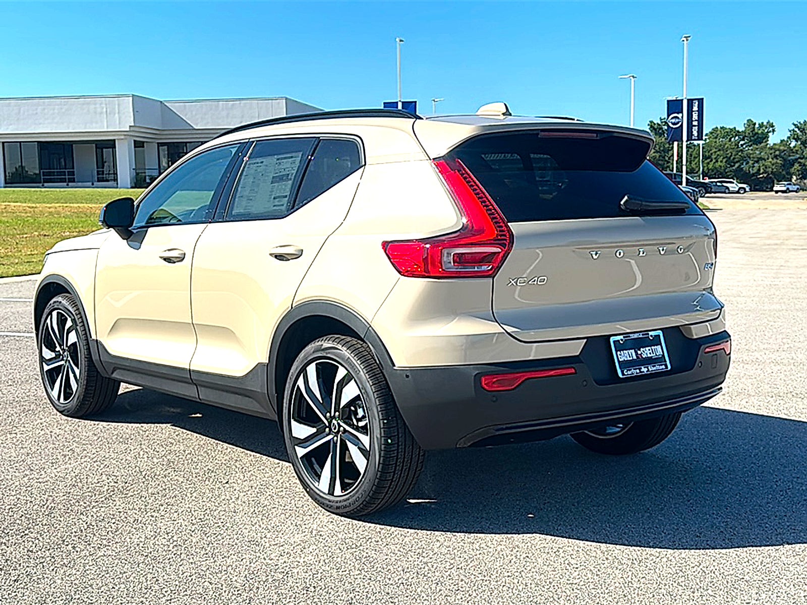 2026 Volvo XC40 Ultra, B5 AWD Gas (mild hybrid), Dark