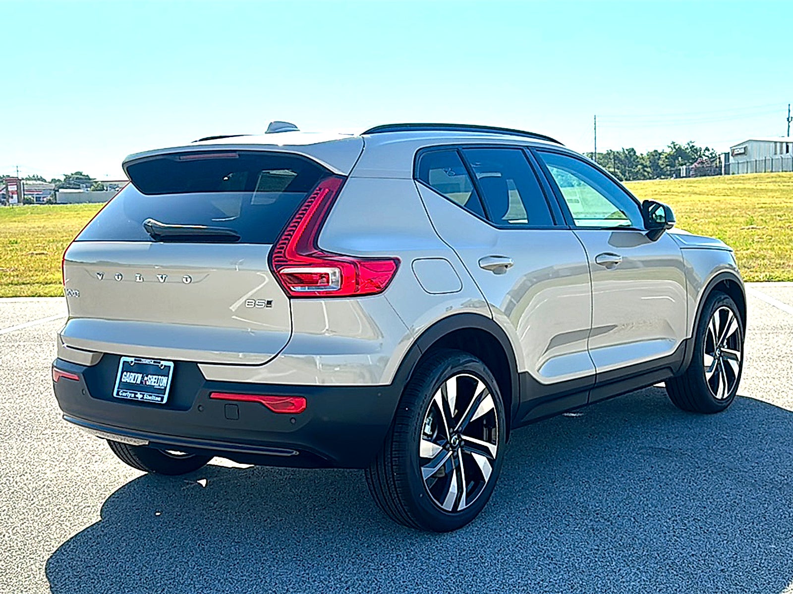 2026 Volvo XC40 Ultra, B5 AWD Gas (mild hybrid), Dark