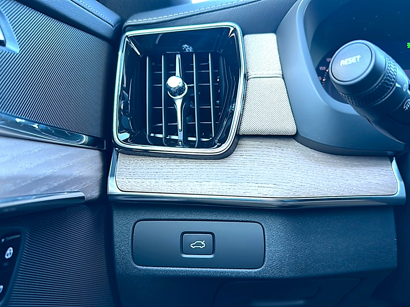 2026 Volvo XC90 Plus, B5 AWD Gas (mild hybrid), Gasoline, Bright, 7 Seats