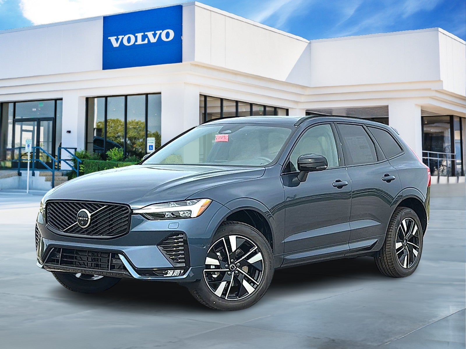 2026 Volvo XC60 B5 Plus