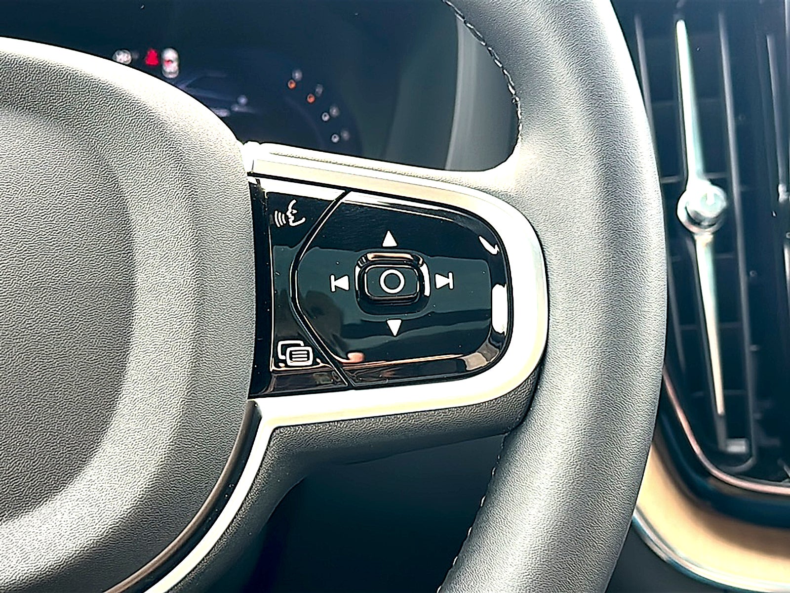 2026 Volvo XC60 B5 Plus