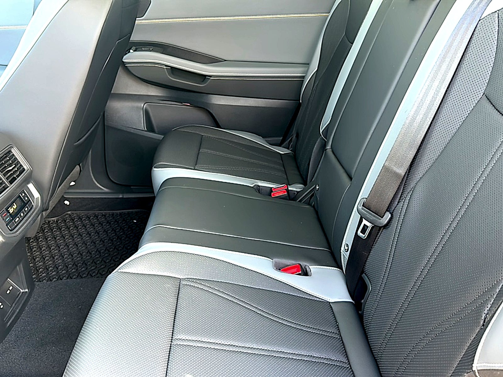 2027 Volkswagen Atlas SE w/Technology