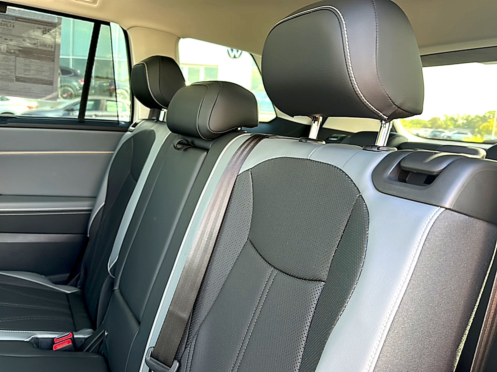 2027 Volkswagen Atlas SE w/Technology