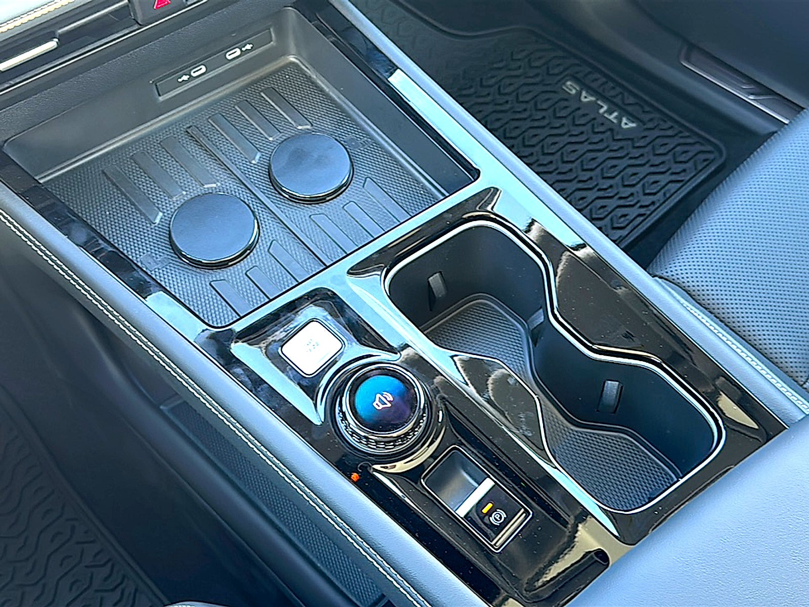 2027 Volkswagen Atlas SE w/Technology