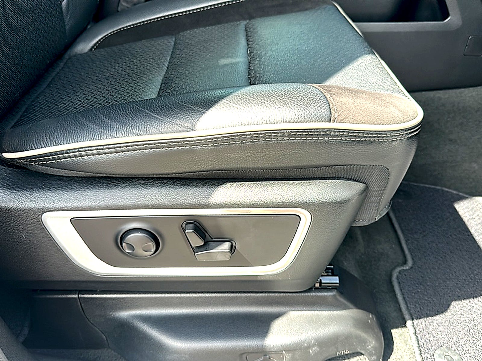 2024 RAM 1500 Laramie Crew Cab 4x4 5'7" Box